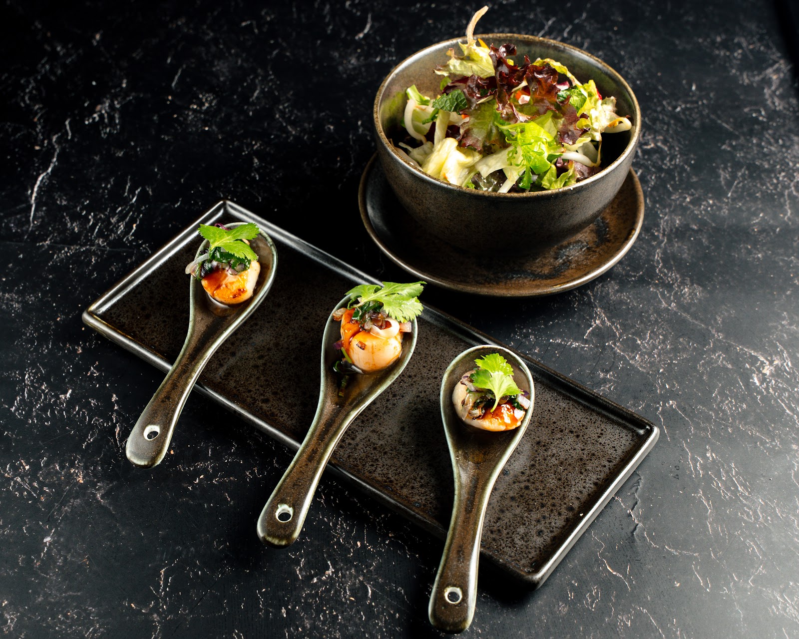 Vorspeise auf Löffeln mit Salat