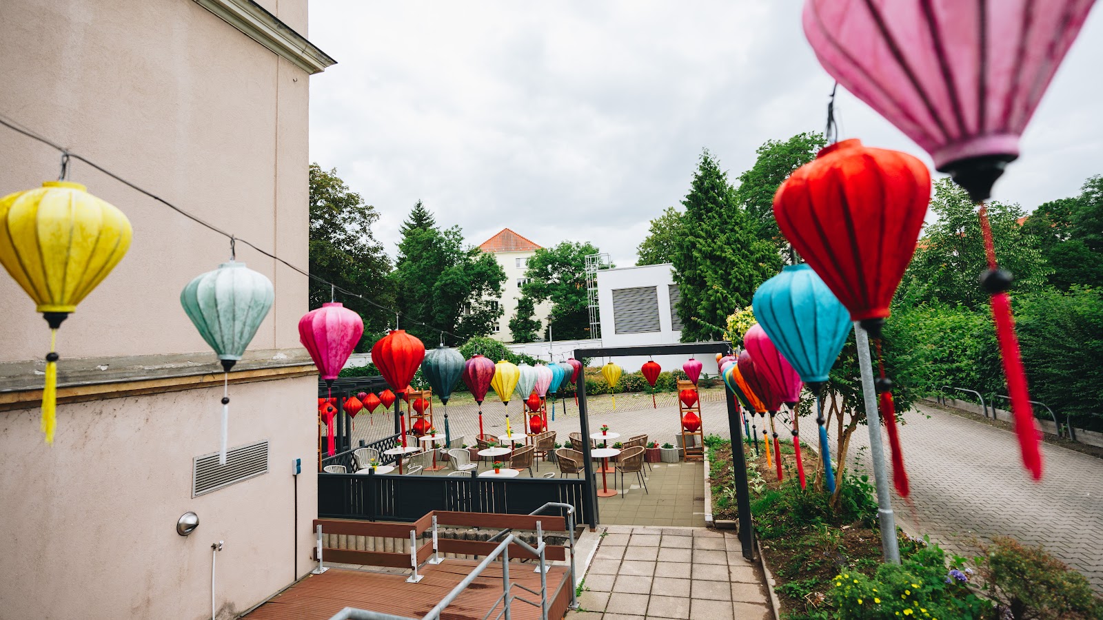 Bunte Laternen vor dem Haus